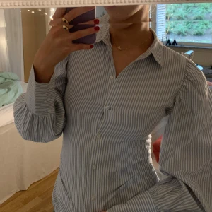 Figursydd skjorta  - 💙 Superfin skjorta som jag sytt om till figursydd 💙 Strl XS 💙 Fint skick        Vintage, 00s, 90s, back2school, Höst, Coquette, Y2K vintage cyber y2k archive aesthetic coquette cottage lolita soft aestheticy2k fairy grunge lana paris parislondon flow