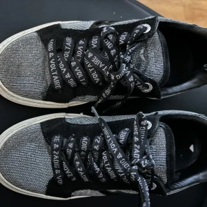 Zadig skor dam - Köpte för ungefär 1 år sedan, blivit använda ett par gånger men kommer inte till användning mer. Lite slitna vid hälen inne i skon, inget som syns. Skriv för fler bilder. Dustbag, kvitto, kartong finns.🫶🏽 Kan sänka pris vid snabb affär💗