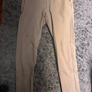 Les Deux kostymbyxor - Beige Les Deux kostymbyxor i strl 30. Cond 7/10, en sömm vid ena benet längst ned har släppt.