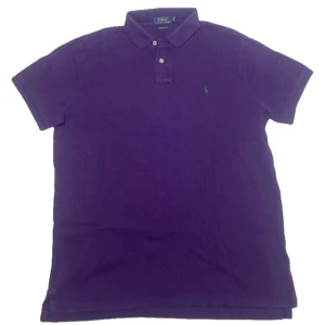 Ralph Lauren piké  - En fin unik lila Ralph Lauren piké den är i mycket fint skick storlek L fråga gärna om extra bilder eller prisförslag👍