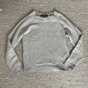 Vero Moda stickad tröja grå. - Bra skick. Lite nopprig pga tvätten.