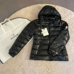 Moncler bady - Säljer denna fina Moncler jackan i modellen bady. Qr kod finns samt en fungerande nfc scan. Skriv privat för fler bilder💗