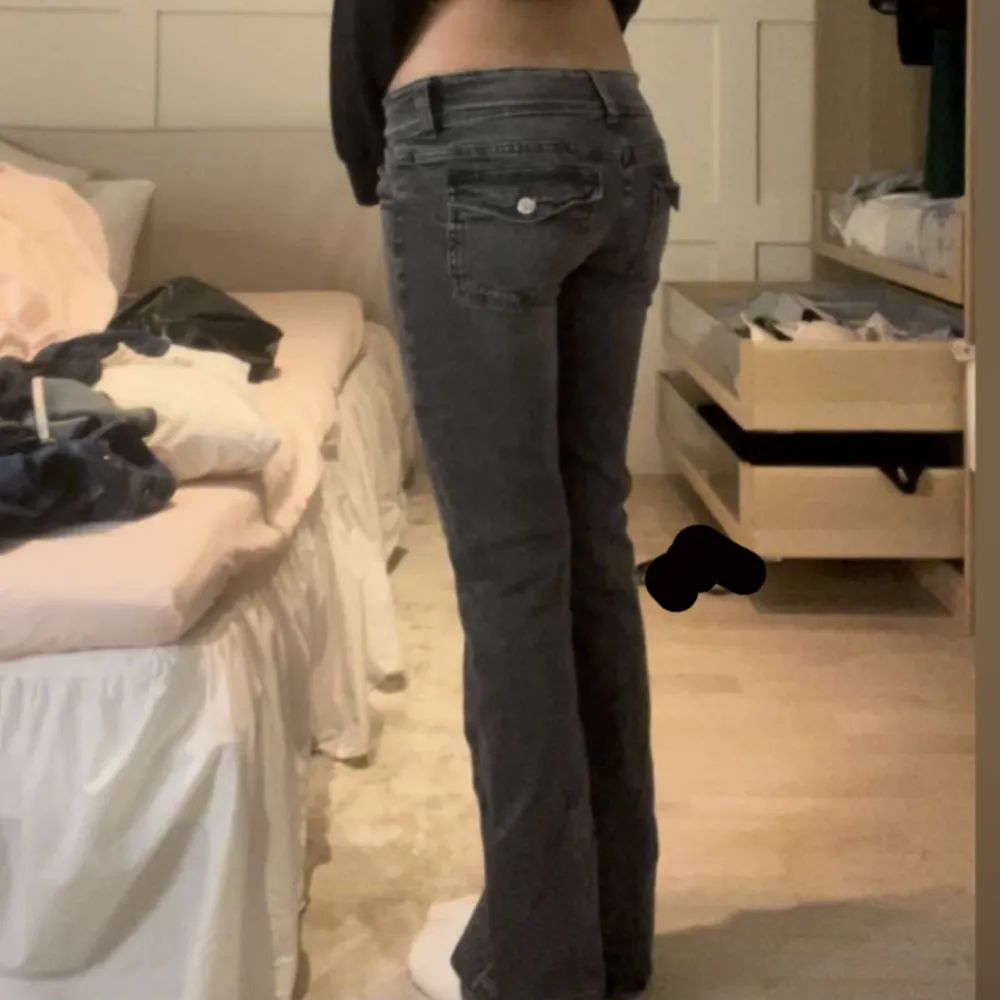 Hejj! Säljer dessa lågmidjade bootcut jeans. Jeansen har inga defekter och är knappast använda. Byxorna är mörkgråa med coola fickor bak.🖤Vid frågor är det bara att höra av er!. Jeans & Byxor.