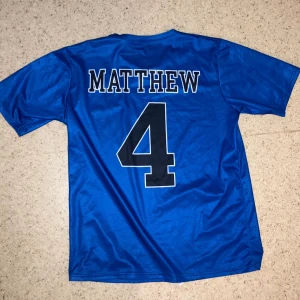 matthew sturniolo t-shirt 💙🦈 - "Den här snygga blå tröjan är perfekt för både vardag och sportaktiviteter. Den har en djupblå färg som verkligen sticker ut, och den vita kanten runt halsen ger den en stilren touch. Den är bekväm och lätt att bära😊