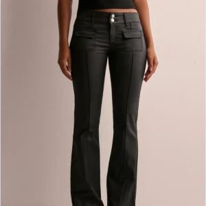 Nelly skinnbyxor - Säljer dessa supersnygga skinnbyxor/jeans från Nelly som är helt slutsålda. Säljer då jag köpte 2 storlekar. Prislapp kvar