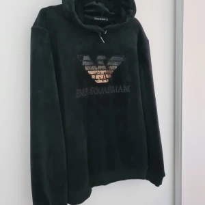 Emporio Armani Hoodie - I svart sammet. Mycket fint skick. Står stl XL i men passar bättre en L.