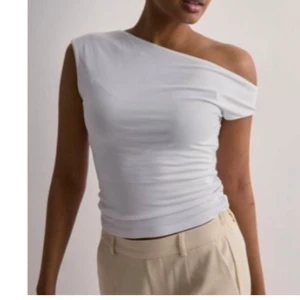 Vit off shoulder top - Fin top från Nelly, har både str s och m som jag säljer. Oanvända.