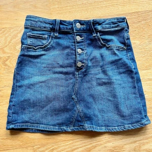 Jeans kjol - Väl använd men i bra skick.