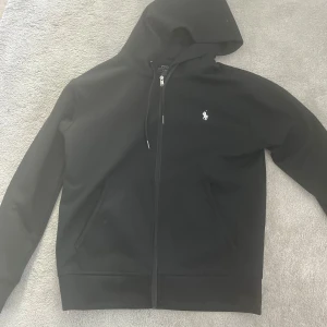 Polo Kofta - Väldigt Fråsch kofta i väldigt bra skick! Storlek S sitter som S. Inga skador eller liknande.