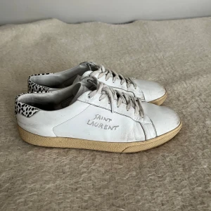 SAINT LAURENT SL06 SNEAKERS - Färg Vit Storlek 42 Skick 5/10 (Repor fram på skon)  Köpta från Miinto.  