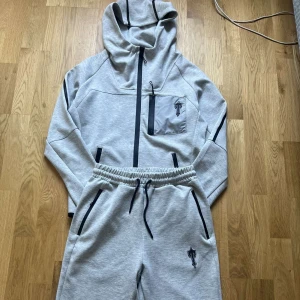 Trapstar Tech Tracksuit - Väldigt sällsynt & eftertraktad Trapstar Tech Tracksuit, storlek S passar även M. 