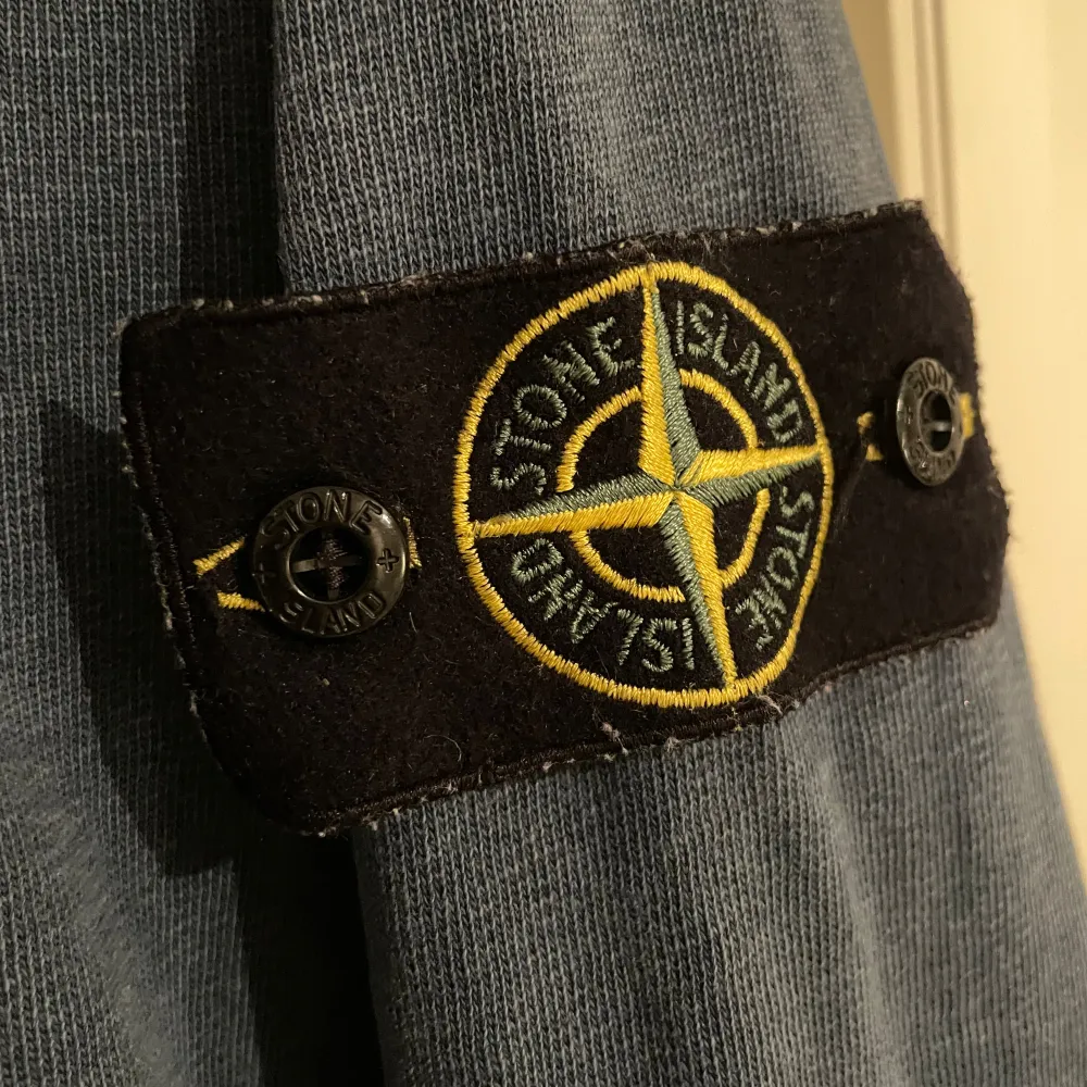 En (äkta) Stone Island crewneck tröja / sweatshirt i mycket fint skick.  Mörkblå/gråblå.   Storlek Medium.   Väldigt mjuk och skön tröja till hösten.  . Tröjor & Koftor.