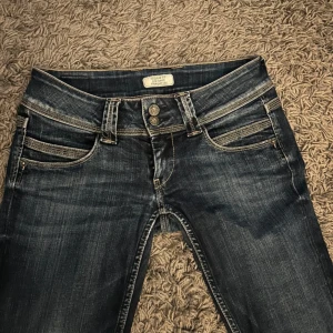 Lågmidjade jeans - Supersnygga lågmidjade straight jeans!Märke Pepe jeans storlek vet jag inte men skulle säga xs-s!❤️