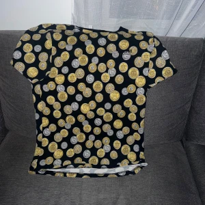 Moschino T shirt - Köptes för 2.800 på rea, inte min drip. Ca 2 mån gammal