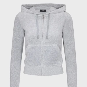 Juicy - Säljer en grå juicy huvtröja i storlek xxs. Säljer då den aldrig har kommit till användning, så den är i nyttskick💓💓