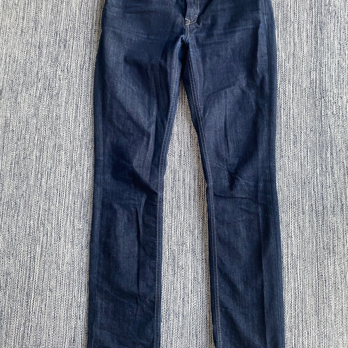 Mörkblåa jeans modell Niki Blue jeans i strl 29/32 från Filippa K