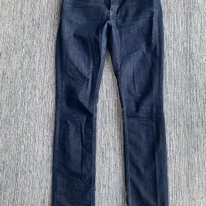 Mörkblåa jeans modell Niki Blue jeans i strl 29/32 från Filippa K.  Modellen är smal med hög midja.  Använda men i fint begagnat skick.  Mått Midjan: ca 39 cm Längd från grenen och ner: ca 82 cm  93% bomull, 6% polyester och 1% lycra  