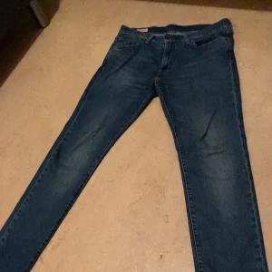 Levis 511 - Ett par Levis 511 sitter slim fit. Okej skick. De ba skriva ifall du har frågor eller funderingar.
