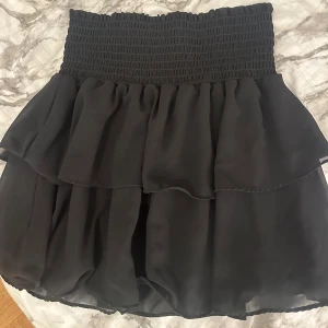 Svart volang kjol - Säljer nu denna söta volang kjol ifrån Chelsea. Den är endast använd 2 gångner. För mer info skriv🩷 Nypris 400 kr 