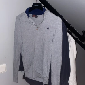 Morris half zip - Säljer nu min Morris half zip.  Färg grå Storlek S Pris 449 Skick:9/10