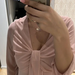 Blus, med knytning  - Jätte fin ljus rosa topp, men knytning vid bröstet, samt öppen där nere. Jätte fin aldrig använt 