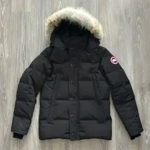 Det är Canada Goose Wyndham Parka Herr i bra skick inga skador eller hål. Jag hade kunnat tänka mig göra inbytte om du har nåt som är fint 