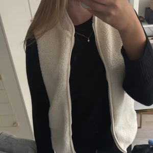Teddyväst - Jättefin teddyväst som är från soc. Passar från xs-m men är i storlek 170.