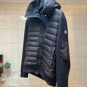 Moncler Tricot Cardigan - Säljer min Moncler Tricot Cardigan. Fint skick, inga skador alls. Storlek L, men känns mer som M. Helt äkta, beställdes ny från NK. Kan fraktas, tar även endast swish! Finns i Katrineholm. Nypris: cirka 12.000kr. Kör ej via Plick, endast utanför.