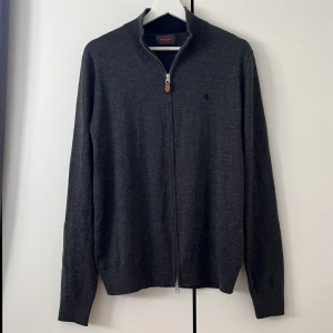 Morris merino full zip cardigan  - Jag säljer en mörk grå Morris cardigan i storlek M. Tröjan är i riktigt bra skick då den bara har kommit till användning 1 gång. Nypris ligger på 1900 kr. Skriv om ni har några frågor 