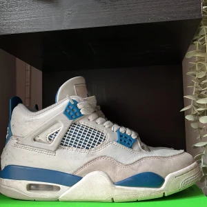 Jordan 4 millitary blue - Säljer mina jordan 4 millitary blue för dom är för små köpte dom för ca 2 månader lite smutsiga men det går att tvätta lått! Pris kan diskuteras