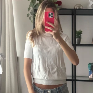 Topp - Stickad basic topp, superskönt material använd få tal gånger🌟 (Tyvärr lite skrynklig för bilden)