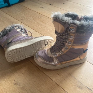 Rosa guld vinterskor - Vinterskor Rosa/guld Waterproof  Märke kompis Begagnat skick 