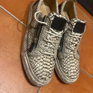 Giuseppe skor  - Säljer mina unika giuseppes som ja köpte i new york förra året, cod 7/10 Behöver en tvätt! Ny pris 4200, strlk 44,5 men passar 45 