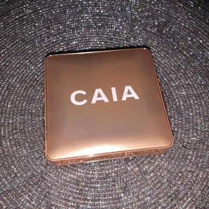 Caia highlighter - Använd ksk 10 gånger max. Köpt för typ en månad sen. Säljer pga av att jag inte använder den för att jag har en favorit som fof är bättre enligt mig. Ny pris 395kr säljer för 140kr