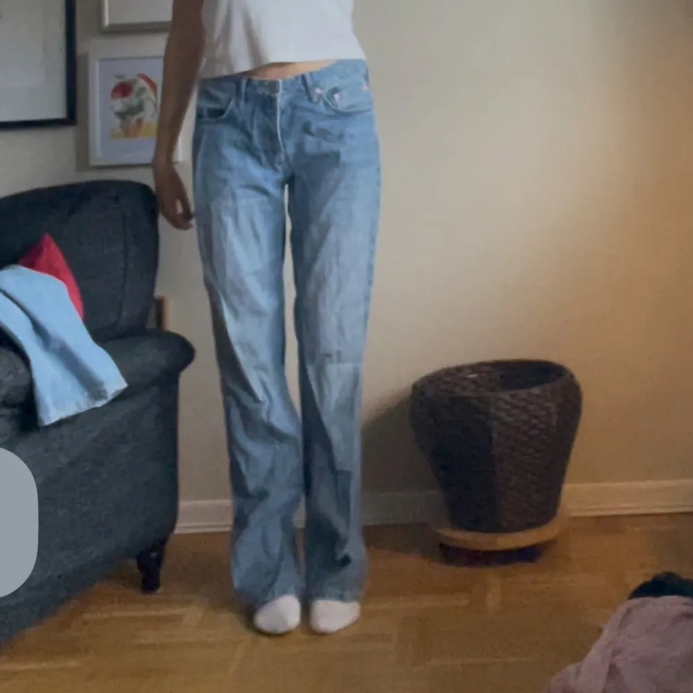 Säljer ett par klassiska blå jeans i en avslappnad baggy passform. De har en låg midja och en rak, lite vidare benstil som ger en skön och trendig look. Perfekta för både vardag och fest! slitna nere vid fötterna. Farkut & Housut.