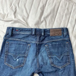 Blå jeans från Diesel - Säljer ett par snygga blå jeans från Diesel. De har en klassisk femficksdesign med en knappgylf och bälteshällor, säljer då de inte kommer till användning💕 pris kan diskuteras!