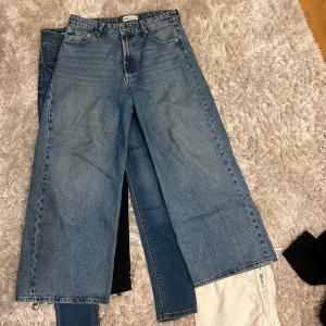 Blåa jeans - Jeans från Zara i cropped leg. Endast använda ett fåtal gånger 