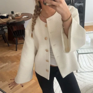 Jättefin vit kappa!✨ - Säljer denna helt slutsålda jackan från Nakd! 💕💕Pris kan alltid diskuteras!