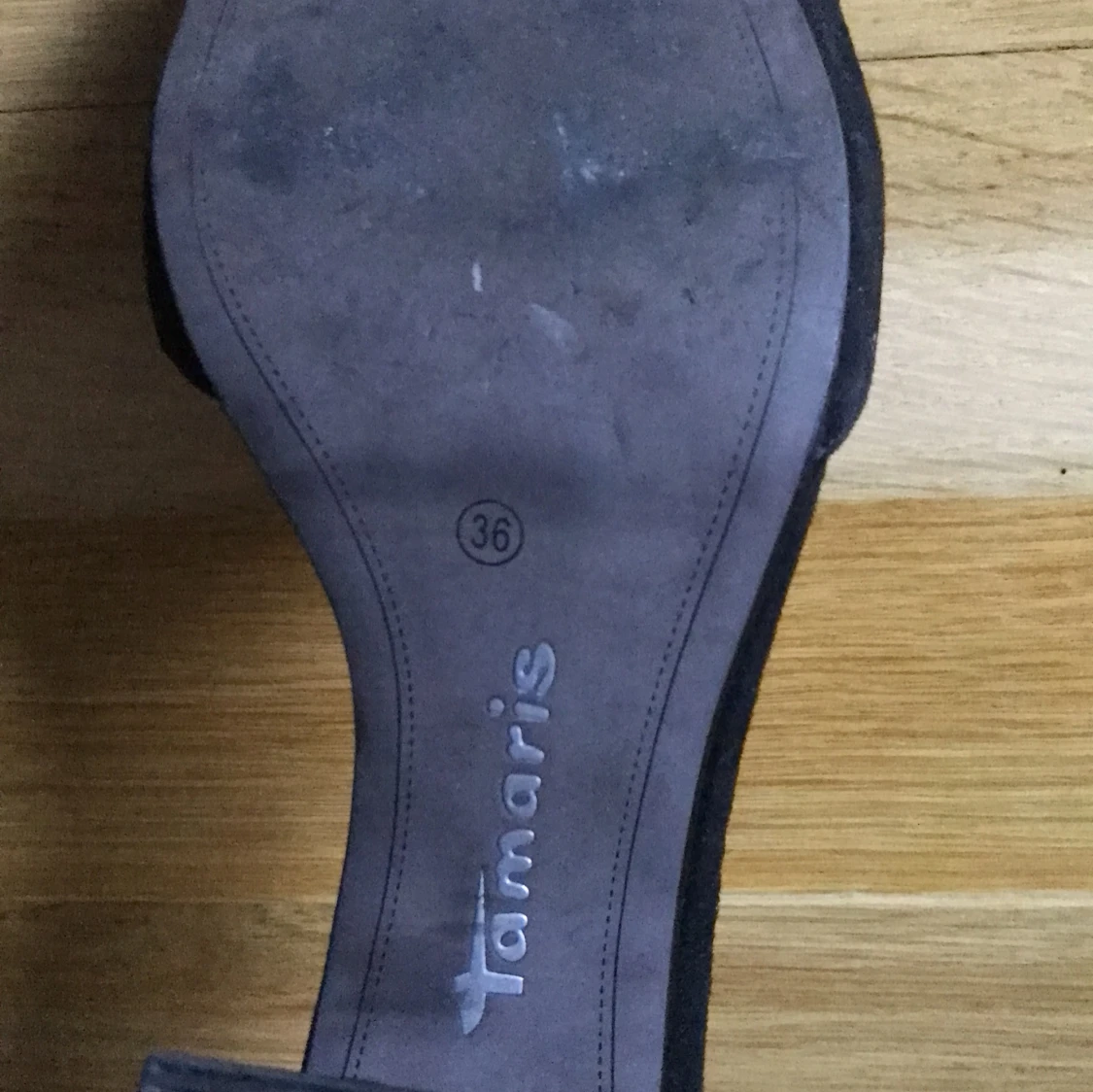 Svarta klackar med detaljer - 91