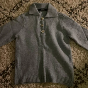 Blå kofta från Vero Moda💗 - Jättefin stickad tröja från Vero Moda. Passar jättebra till kostymbyxor och endast använd en gång💗