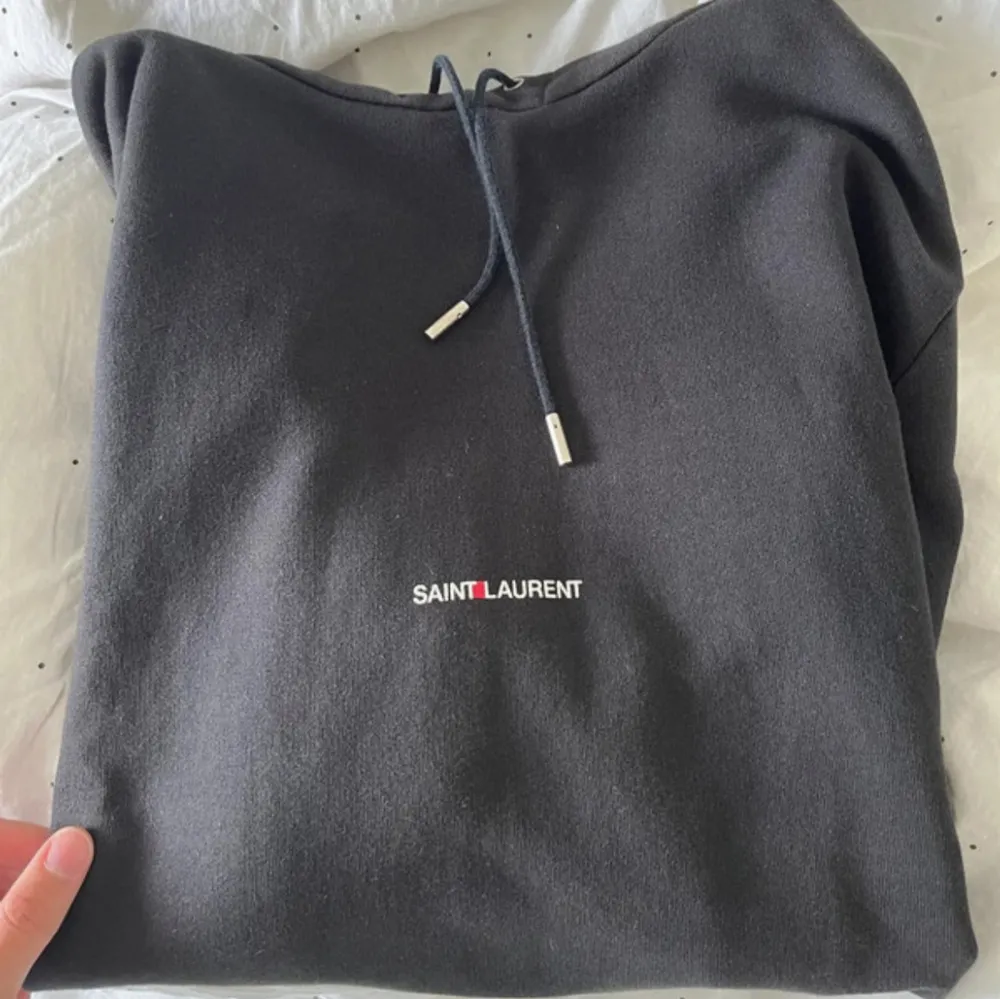 Intressekoll! Överfet saint Laurent hoodie. Storlek S. Kvitto tillkommer. Nästan helt nyskick använd fåtal gånger. Vid frågor och funderingar kom dm💯                                                                         Mvh Doré.reselll. Hoodies.