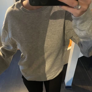 Grå basic sweatshirt  - en vanlig grå basic sweatshirt från H&M, toppen skick 💕💕💕
