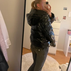 Glansig puffjacka! - Supersnygg och glansig jacka i storlek xs/s   från guess. Den är så skön och supersnygg, använd men inga skador på. Kontakta för fler frågor eller bilder!!pris kan diskuteras