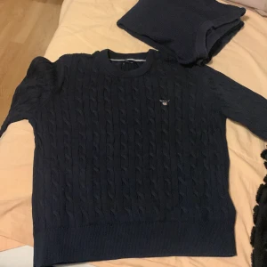 säljer gant sweatshirt - Säljer denna feta gant sweatshirten väldigt snygg och är Perfect nu till hösten/vintern det är bara o skriva om du har några funderingar!