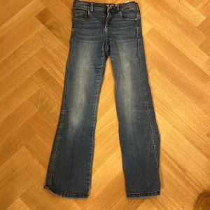 Ett par blå boot cut jeans  - Ett par blå boot cut jeans från namne it, använt några gånger men är i fint skick. Storlek 146💙