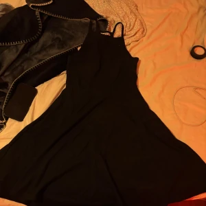 Kort klänning - Storlek s/xs, använd några gånger men har fint skick, väldigt mjukt material.