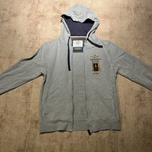 Grich zip hoodie - Aeronautica militare Storlek S ny pris 1800 mit pris 500.Knappt andvänd inga nopprar inga håll eller fläckar.