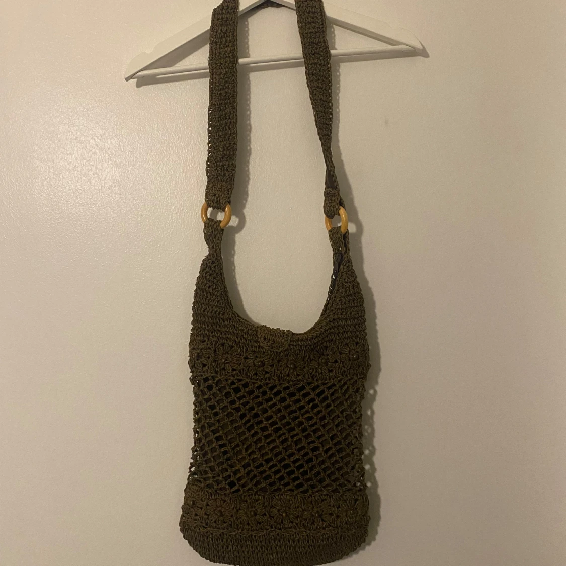 Brun stickad axelväska