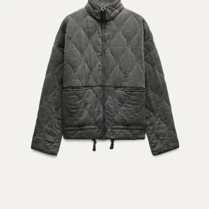 Zara jacka  - Skit snygg Zara jacka som är slutsåld. Jätte bra skick💕skriv innan ni köper! M men passar också L,S,Xs