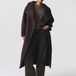 Lång kappa - Säljer min kappa från Ginatricot som är slutsåld. Aldrig använd endast testad💕